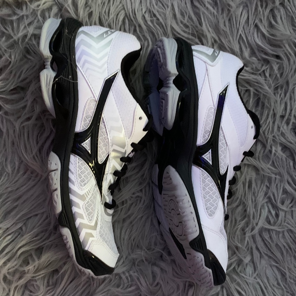 size 8.5 Wave Bolt volleyball shoes